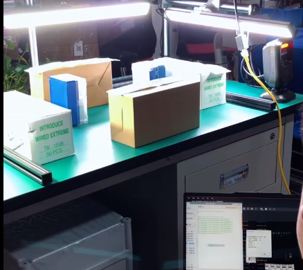 還在為人工掃碼慢、錯(cuò)掃漏掃頭疼？這套定制工作臺(tái)批次掃碼設(shè)備全搞定！搭載 AI 讀碼算法，臟污、模糊條碼都能秒識(shí)別，批次信息實(shí)時(shí)同步系統(tǒng)，按需定制尺寸與接口，適配良好專屬場(chǎng)景～ #AI #批次溯源#定制掃碼設(shè)備 #自動(dòng)掃碼工位.png